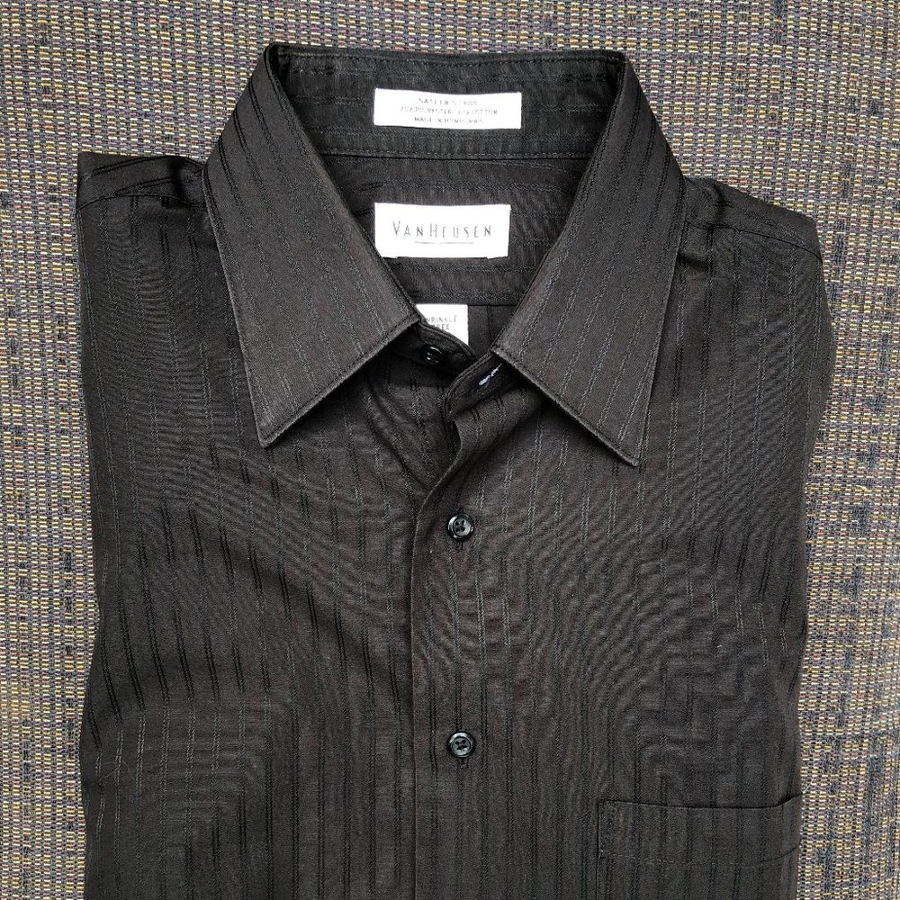 Van Heusen Men’s Dress Shirt (M 32/33)